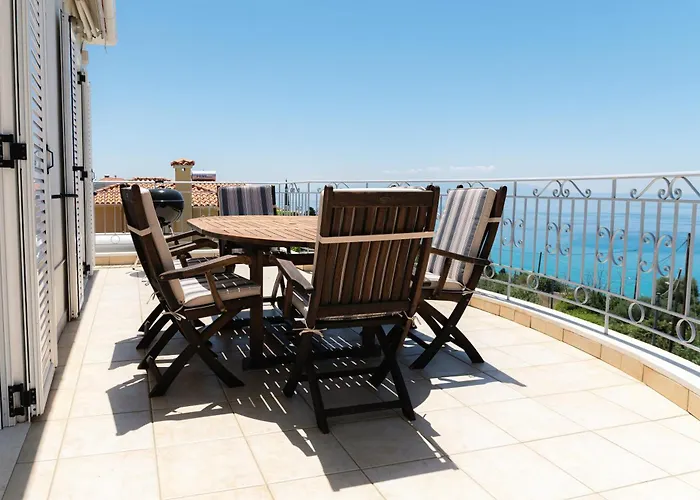 Villa Upsidedown Villa. Amazing Views! Lourdata (Kefalonia)