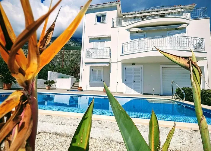 Upsidedown Villa. Amazing Views! فيلة لورداهاتا